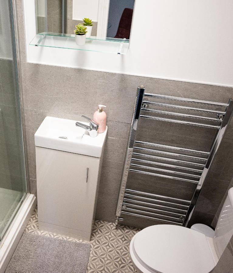 Elmo River Studios - 6 En-Suites In Wallasey - Easy Parking - Short And Long Stays Welcome Экстерьер фото
