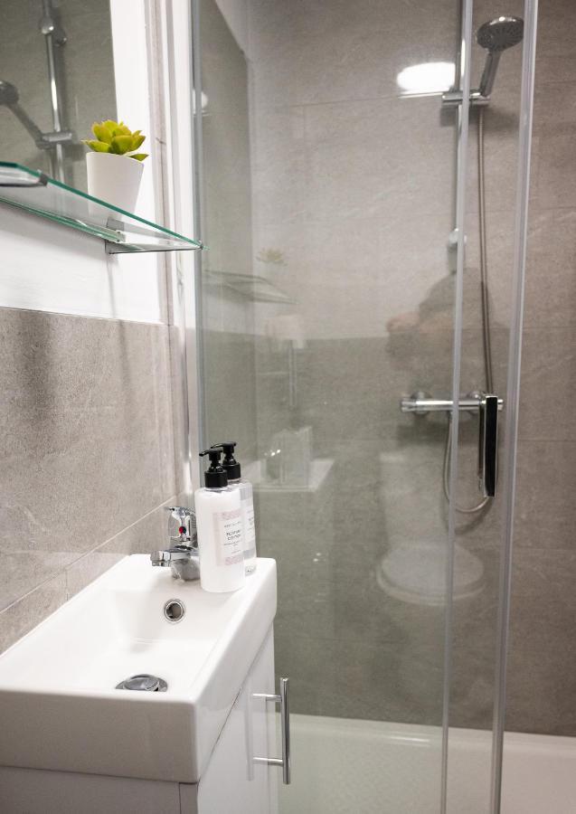 Elmo River Studios - 6 En-Suites In Wallasey - Easy Parking - Short And Long Stays Welcome Экстерьер фото